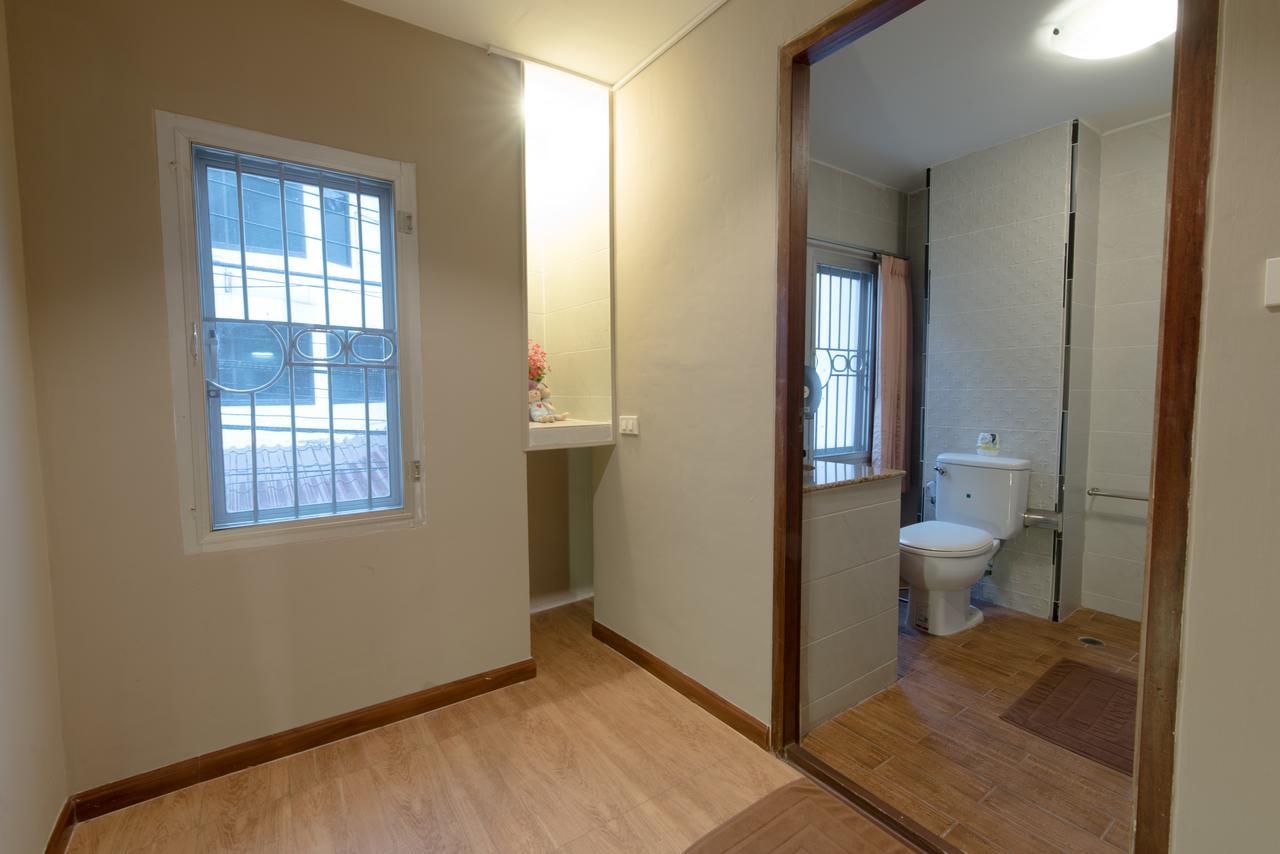 Augusta Hostel Банкок Екстериор снимка