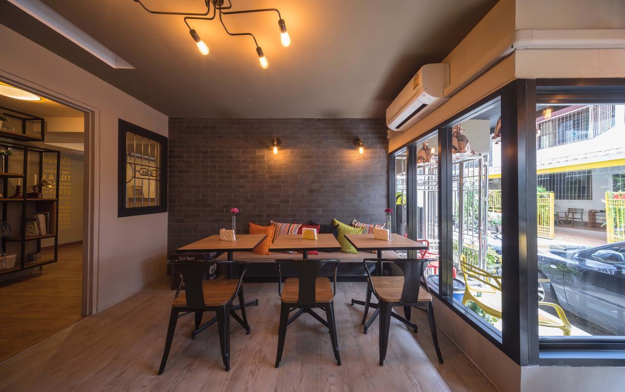 Augusta Hostel Банкок Екстериор снимка