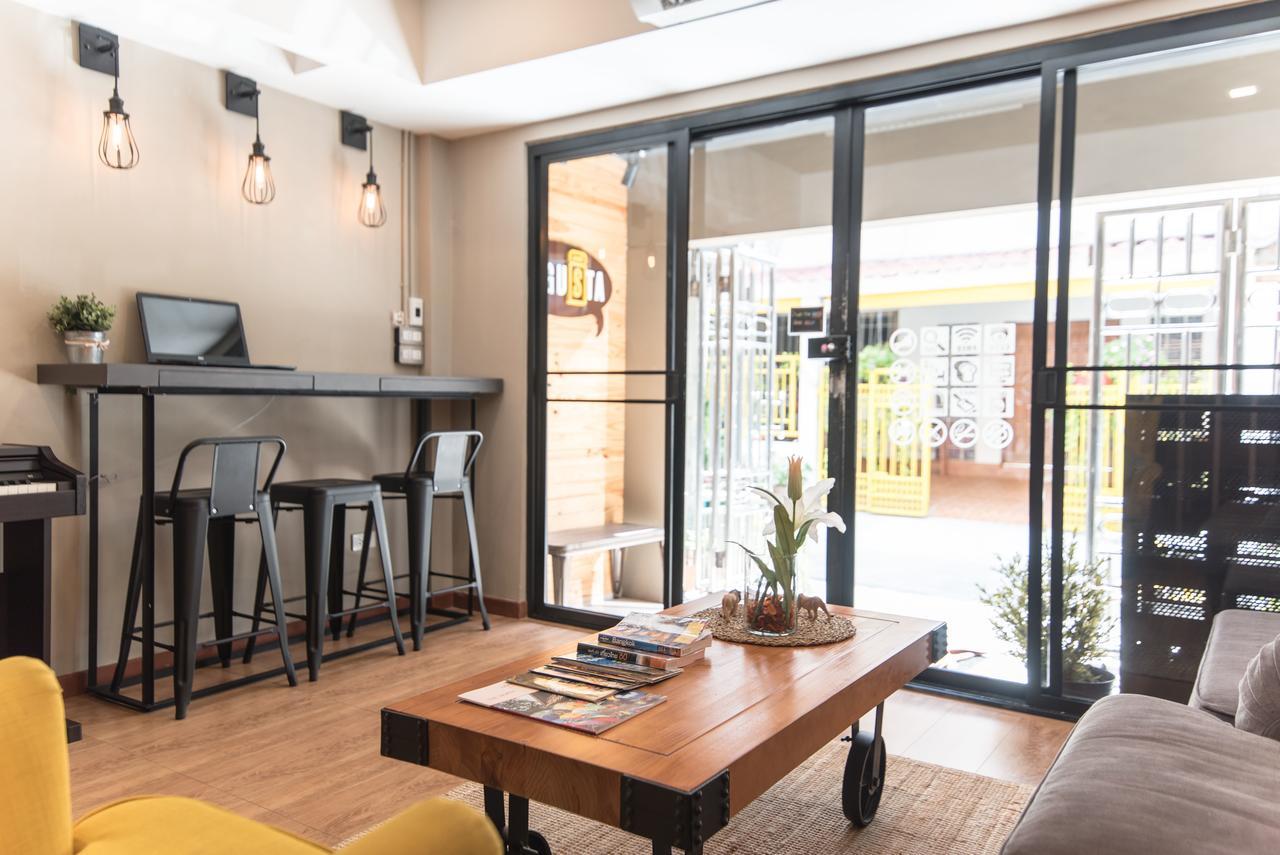 Augusta Hostel Банкок Екстериор снимка