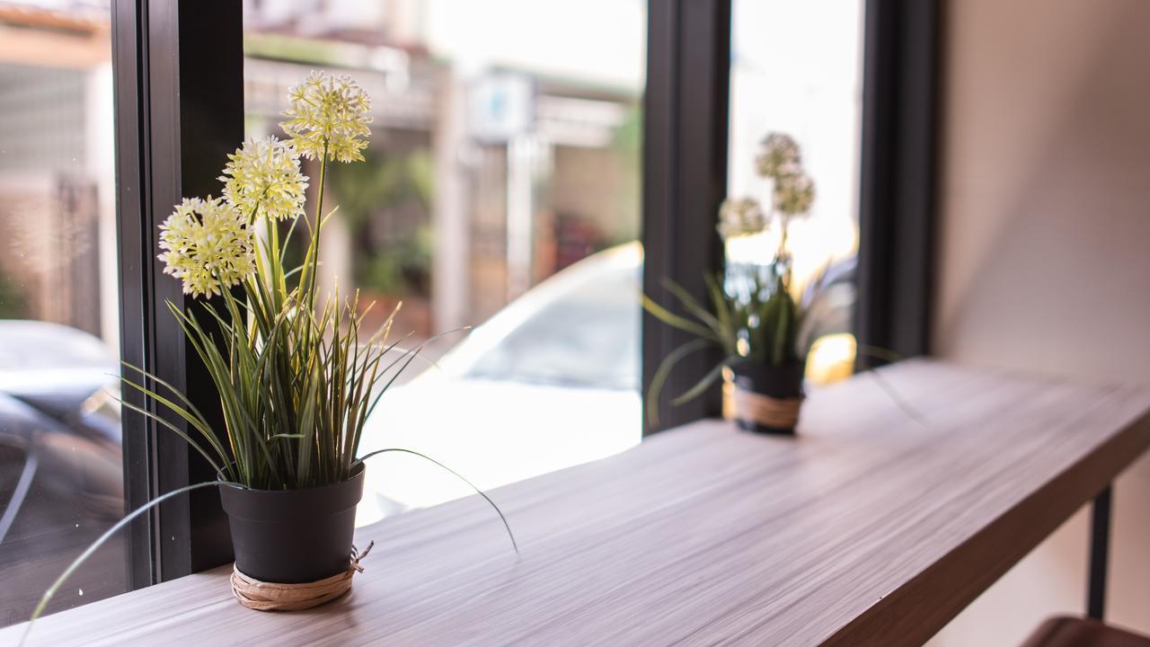 Augusta Hostel Банкок Екстериор снимка