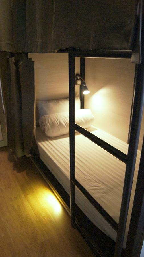 Augusta Hostel Банкок Екстериор снимка