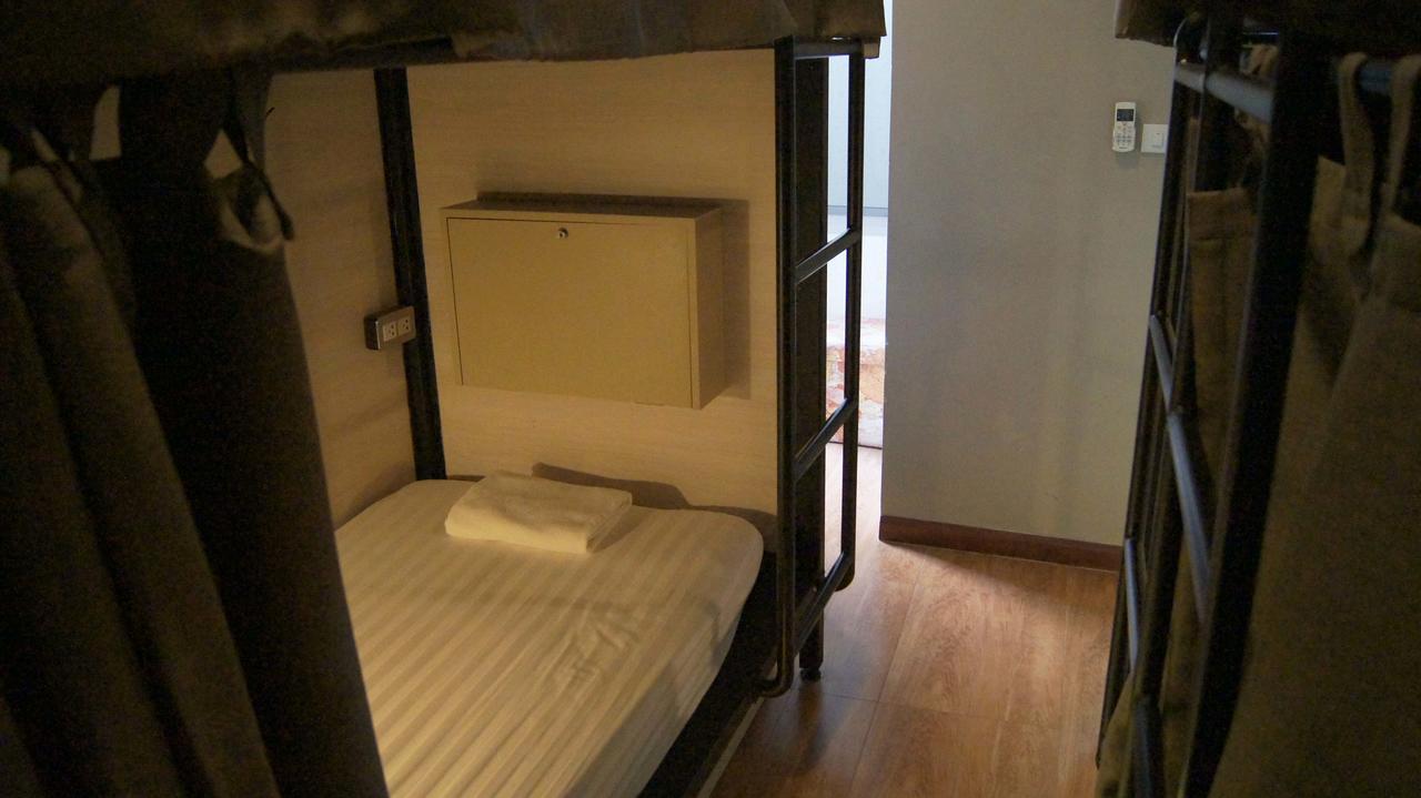 Augusta Hostel Банкок Екстериор снимка